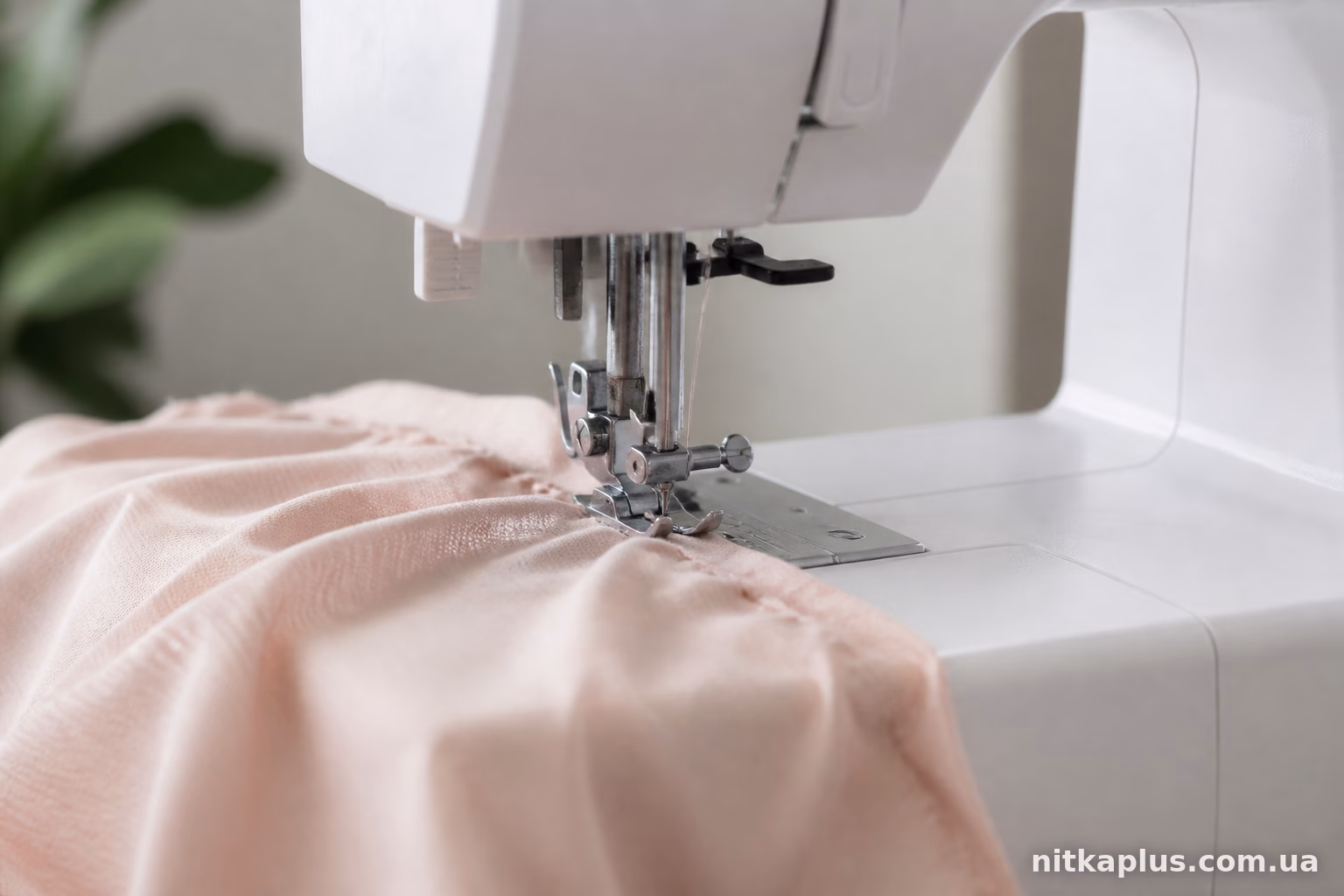 Bernette Sew&Go 8 стягує тканину під час шиття