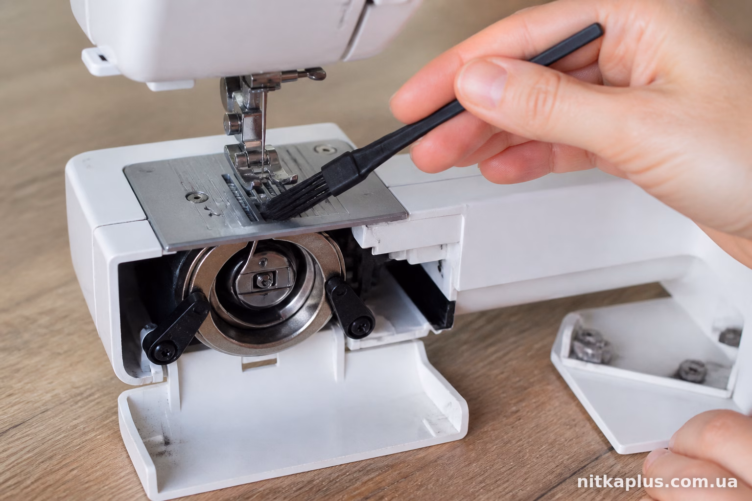 Janome 423S: як почистити човниковий механізм