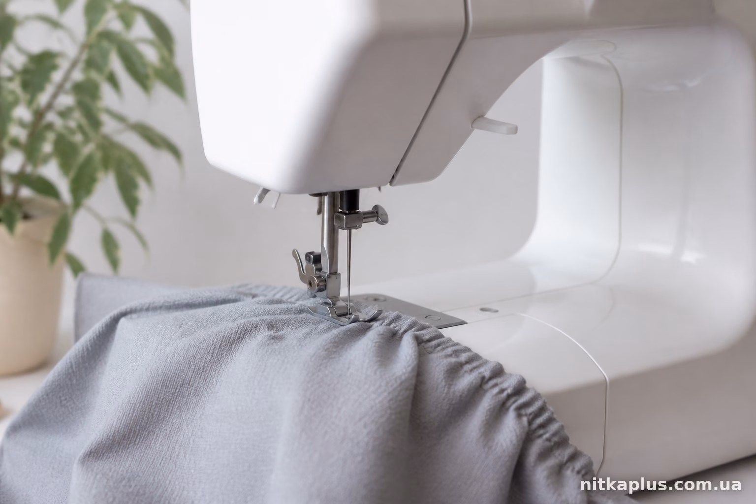 Janome 423S стягує тканину під час шиття