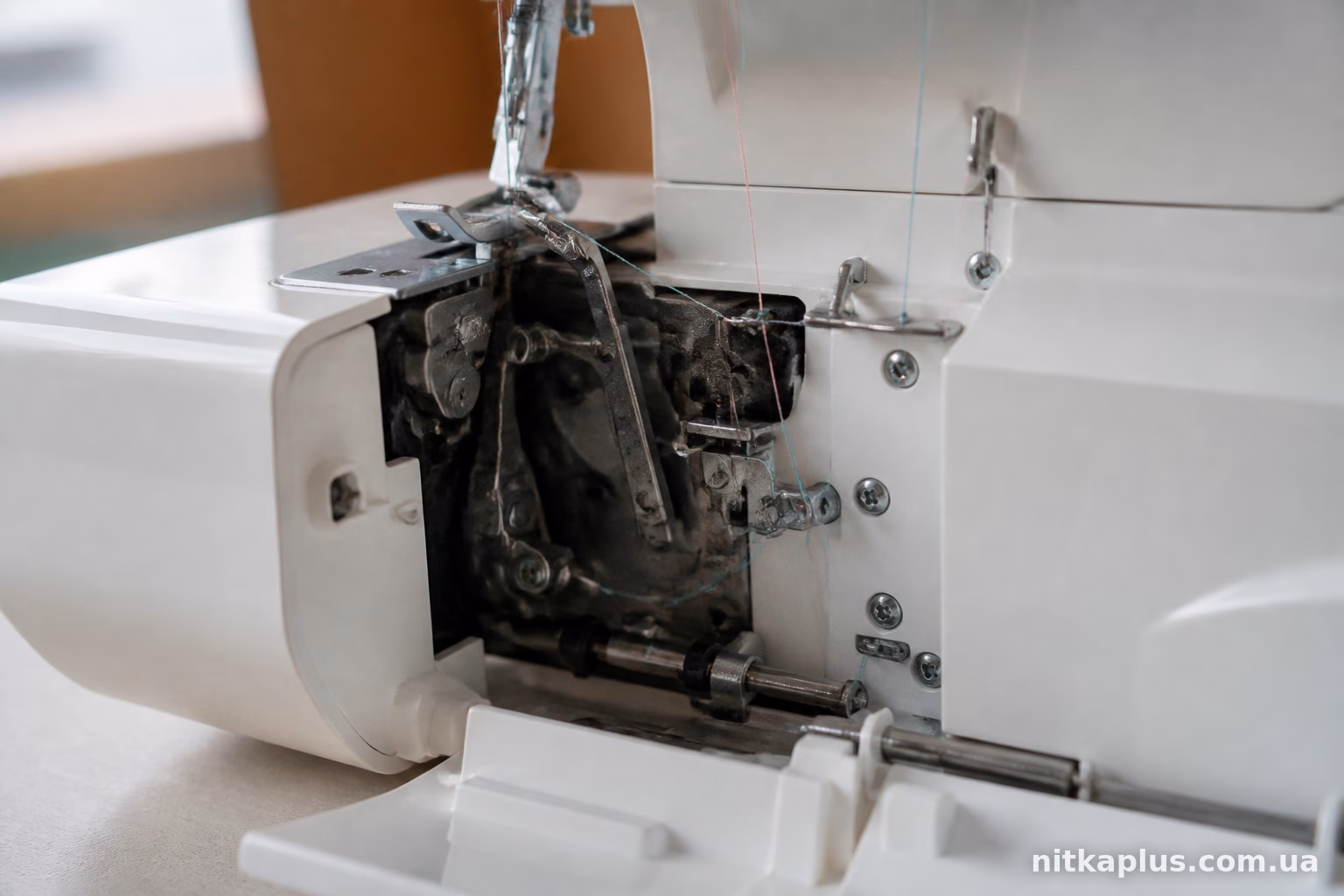 Janome 793PG: як заправити петлителі