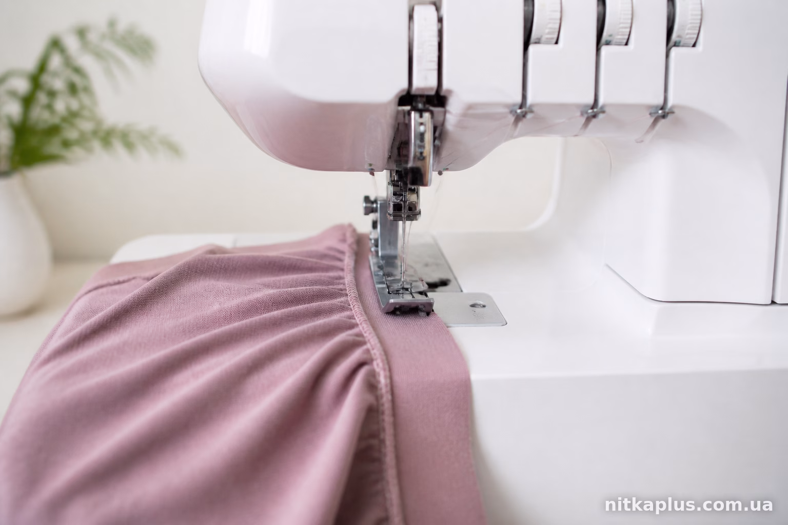 Janome CoverPro 2000CPX стягує тканину