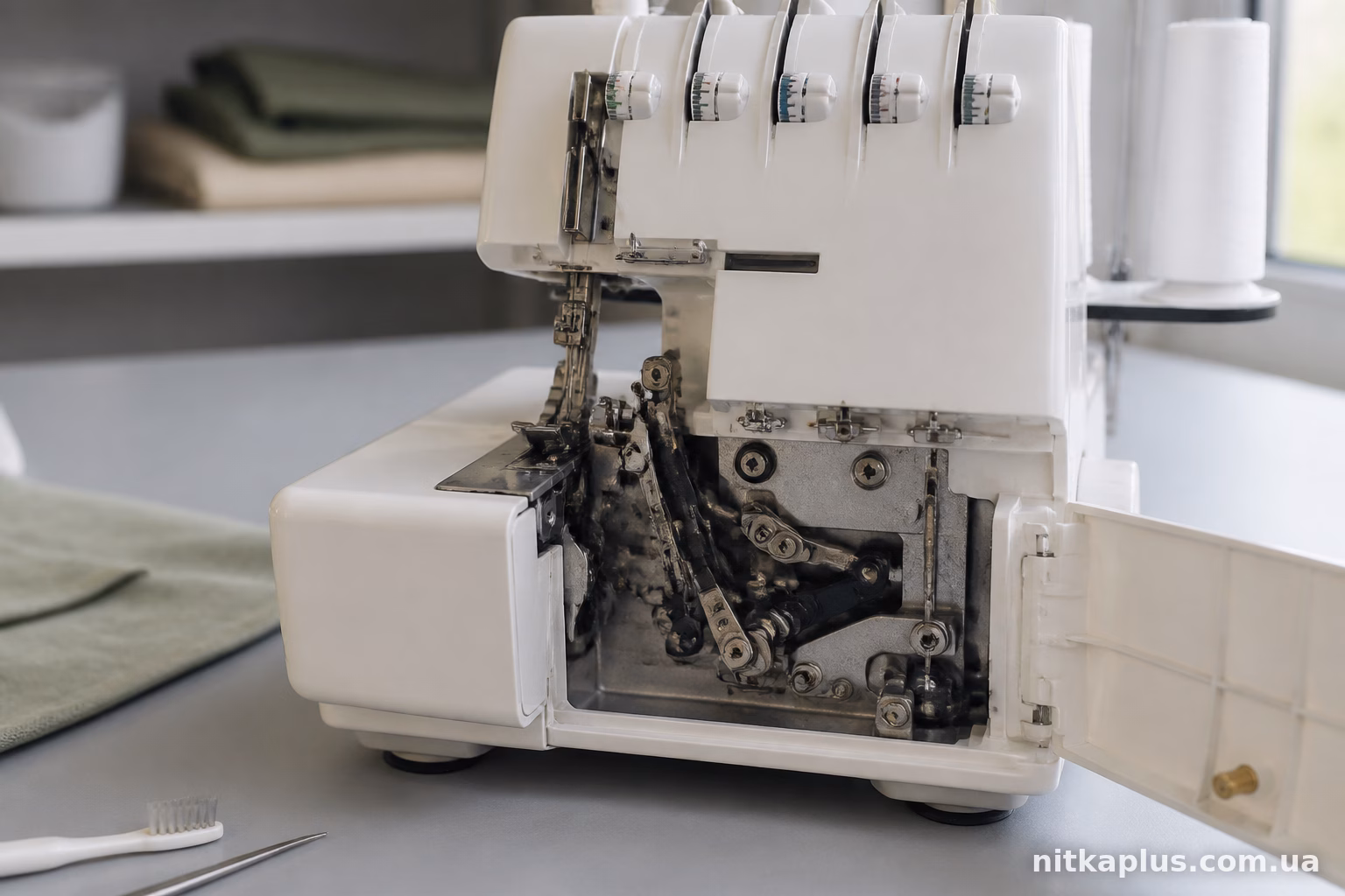 Juki MO-654DE: як почистити петлителі